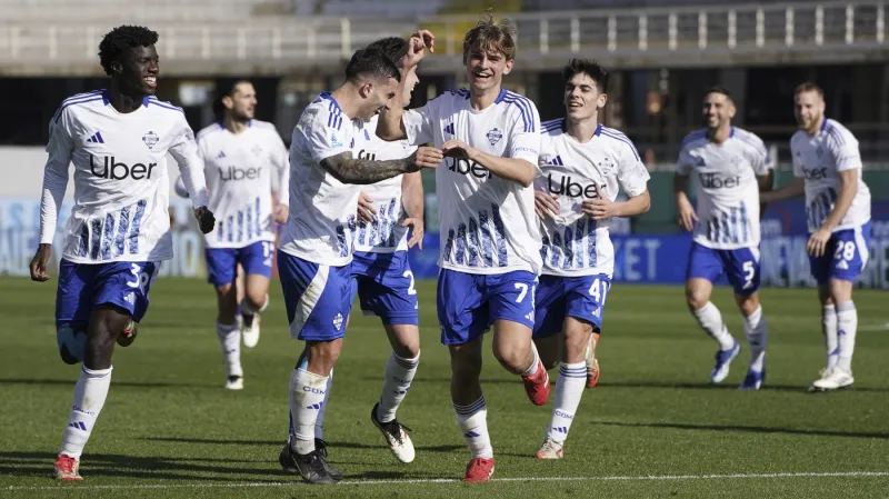 Como slaví Pazův gól do sítě Fiorentiny