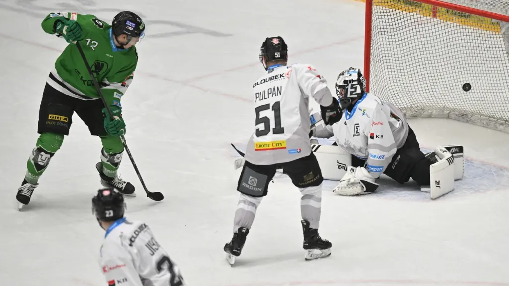 Tomáš Fořt z Mladé Boleslavi překonává Dominika Frodla v brance Karlových Varů