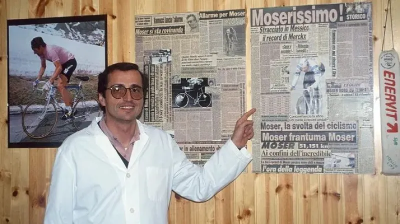 Michele Ferrari s vystavenými novinami u příležitosti Moserova rekordu