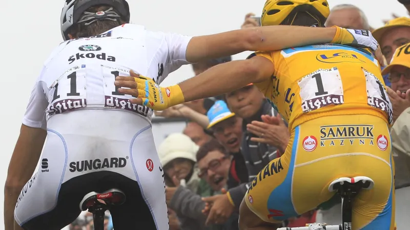 Andy Schleck v objetí s Albertem Contadorem na Tour 2010