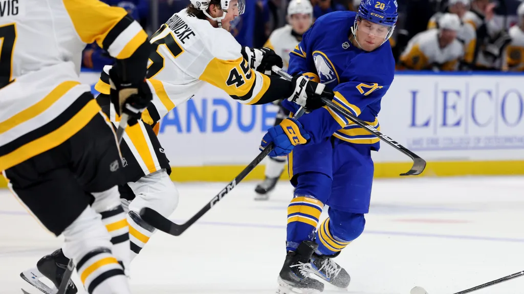 Útočník Buffala Jiří Kulich v přípravě proti Pittsburghu
