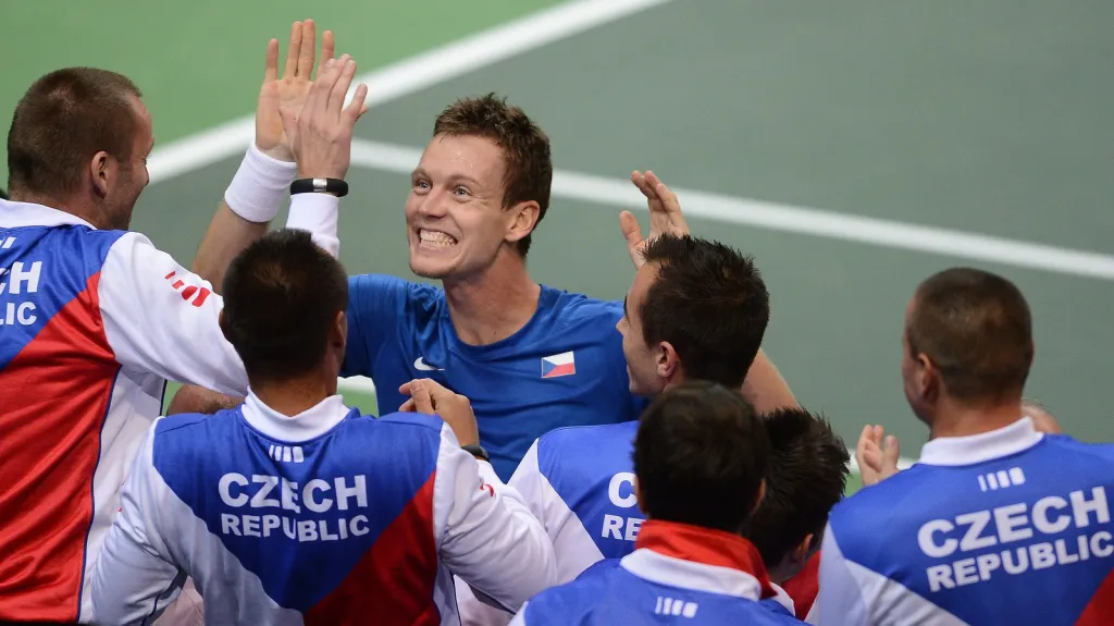 Tomáš Berdych slaví výhru s daviscupovým týmem