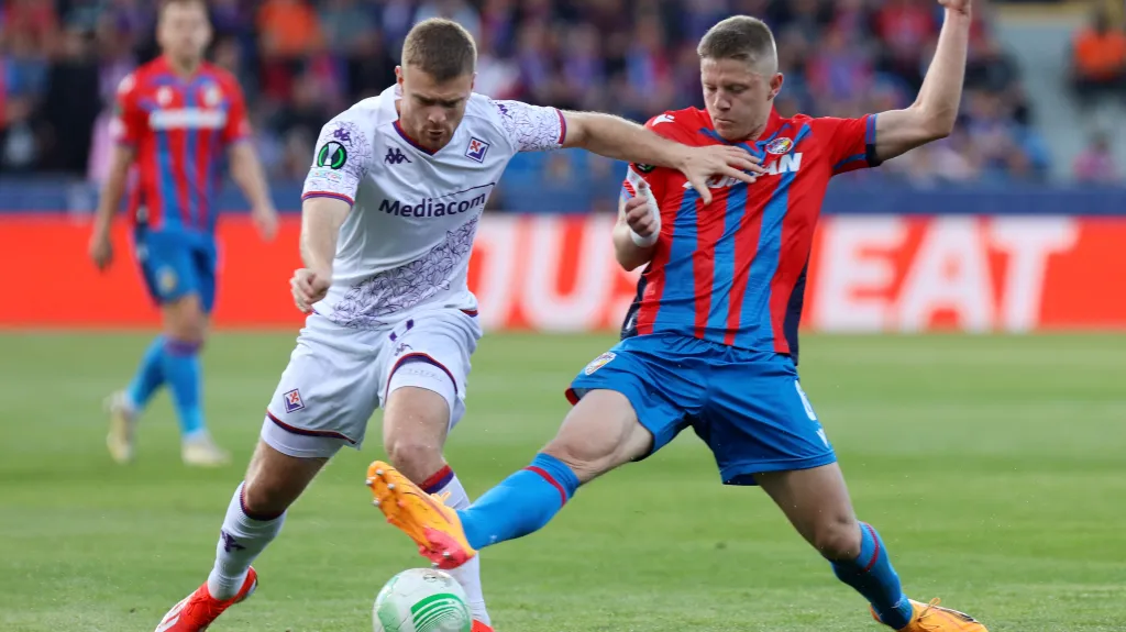 Lukáš Červ (vpravo) v zápase Plzně s Fiorentinou