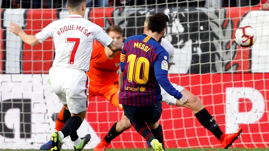 Lionel Messi překonává Tomáše Vaclíka