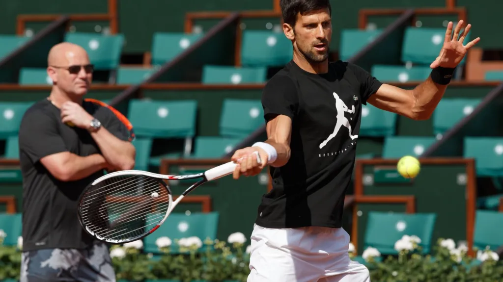 Novak Djokovič (vpravo) a Andre Agassi během tréninku