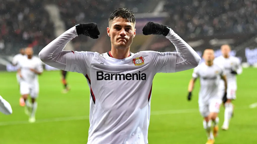 Patrik Schick z Leverkusenu se raduje z gólu v bundeslize