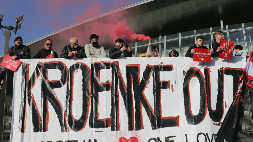 Fanoušci Arsenalu volají po konci majitele Kroenkeho