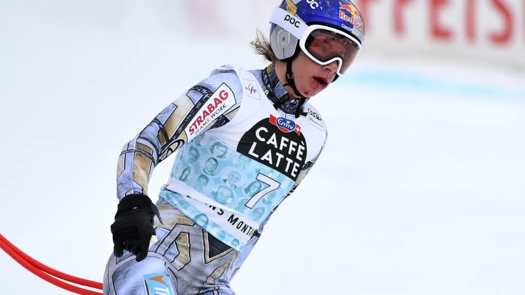 Ester Ledecká po pádu ve sjezdu v Crans Montaně