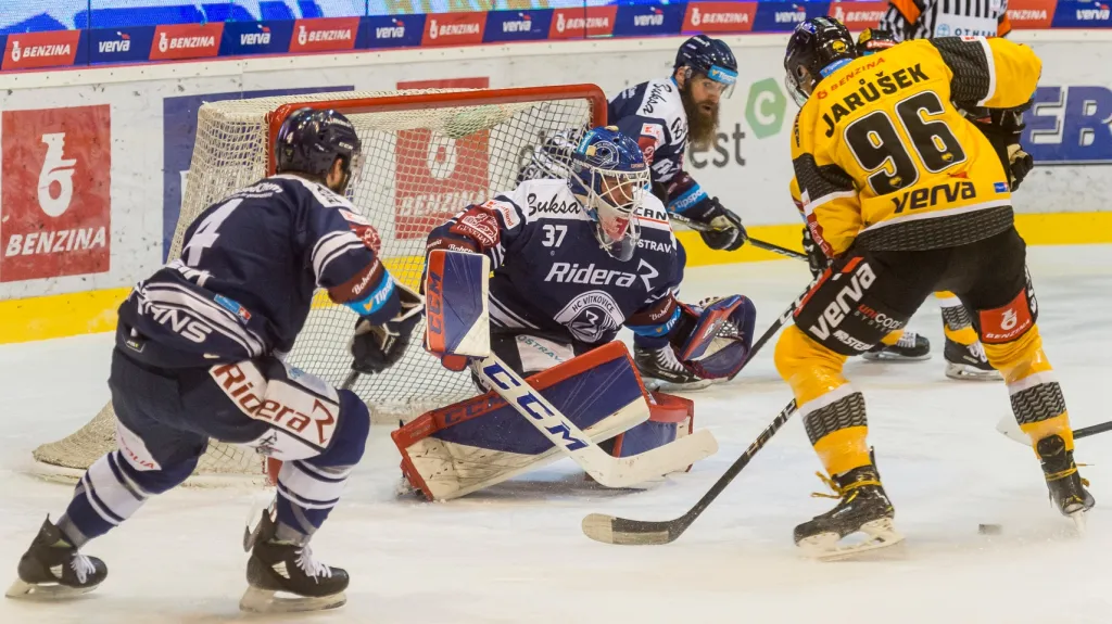 Útočník Litvínova Richard Jarůšek před brankou Vítkovic