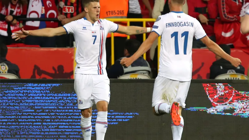 Fotbalisté Islandu slaví vstřelenou branku v Turecku