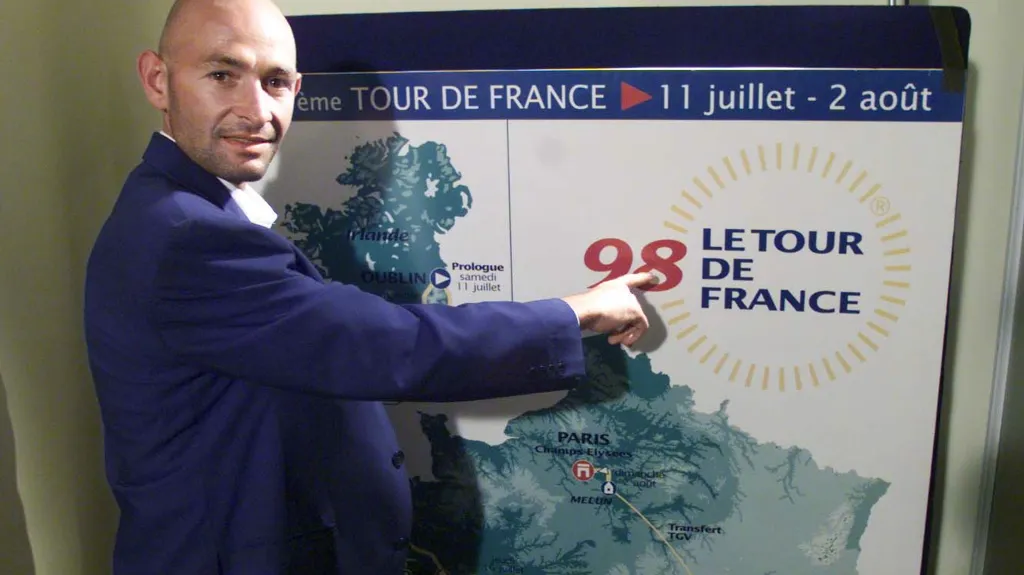 Marco Pantani pózuje pro fotografy