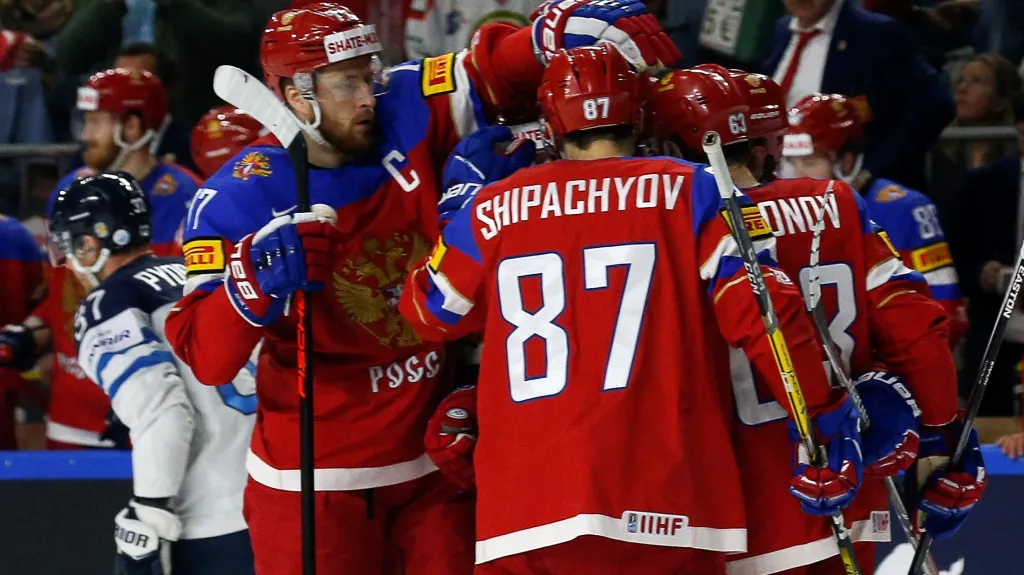 Hokejisté Ruska se radují z gólu v síti Finska