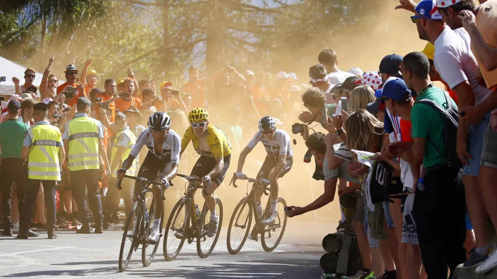 Zleva Egan Bernal, Geraint Thomas a Chris Froome na Tour de France