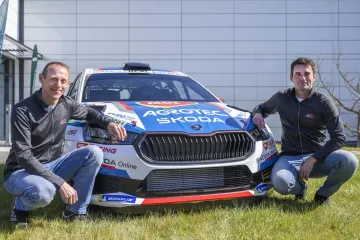 Jan Kopecký s navigátorem Jiřím Hovorkou a jejich novým závodním vozem