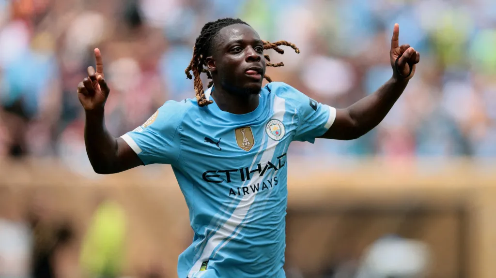 Jeremy Doku z Manchesteru City se raduje z gólu