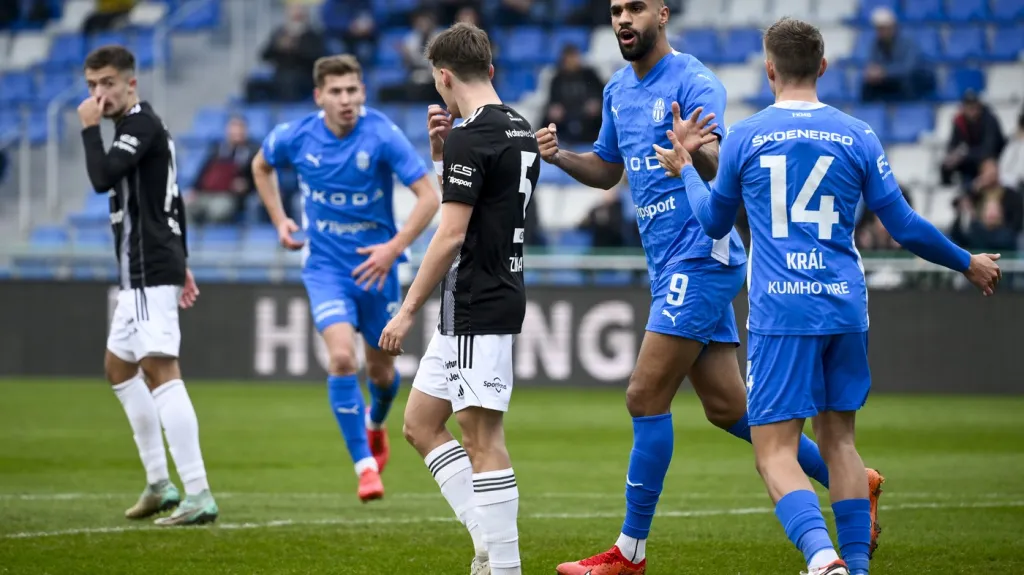 Júsuf Hilál oslavuje se spoluhráči z Mladé Boleslavi gól