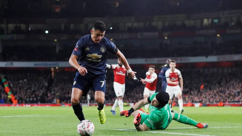 Alexis Sánchez obchází Petra Čecha a skóruje