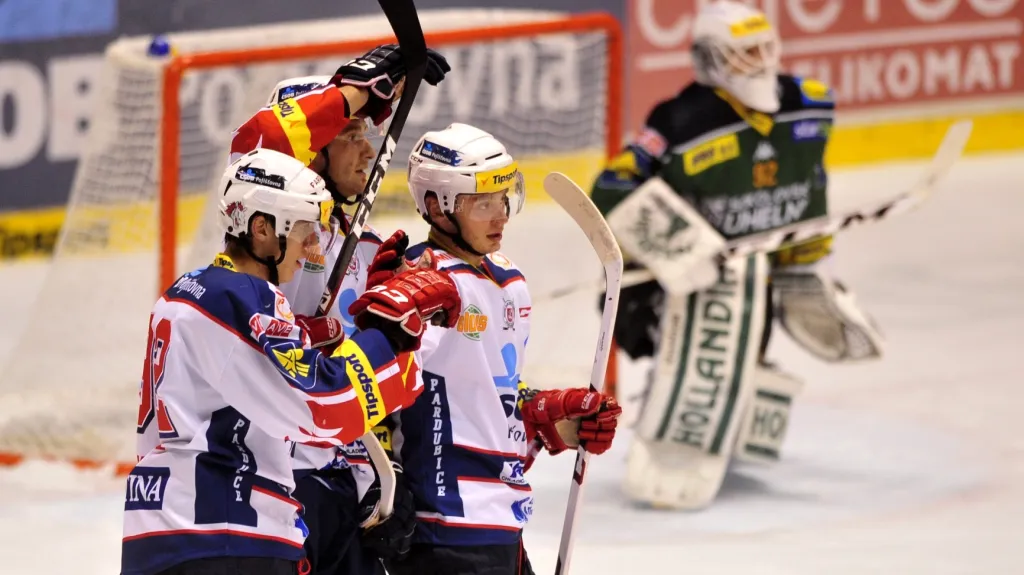 Radost hráčů Pardubic v utkání s Karlovými Vary