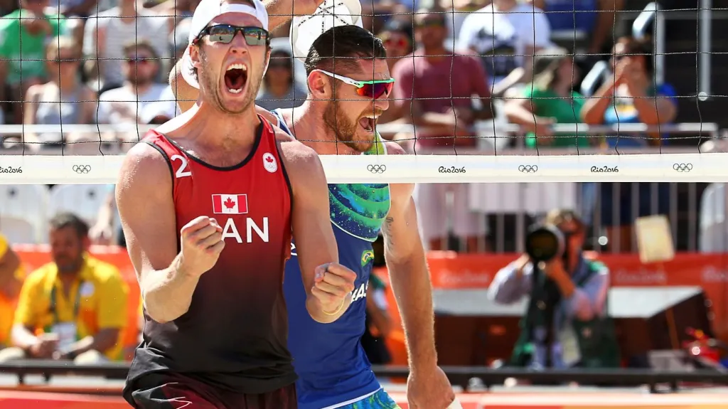 Kanadští a brazilští volejbalisté projevují své emoce