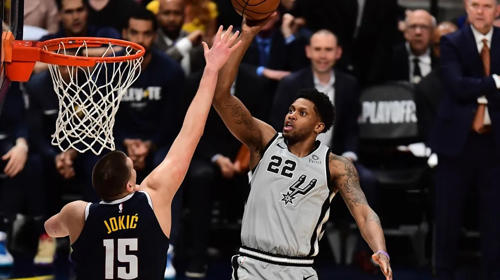 Nikola Jokič z Denveru se snaží zablokovat Rudyho Gaye ze San Antonia