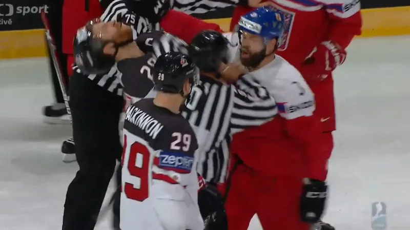 Moment utkání Česko - Kanada: Gudas sestřelil Girouxe