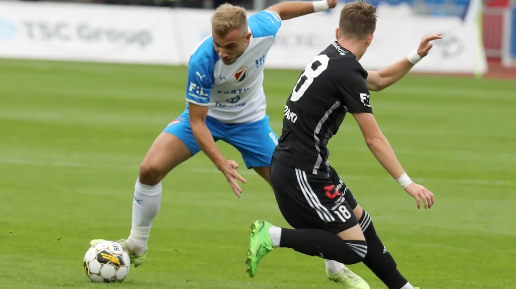 Fotbalisté Baníku (v modro-bílém) prohráli s Českými Budějovicemi