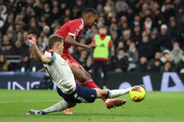 Alexander Isak z Liverpoolu dává gól Tottenhamu, při čemž se zranil