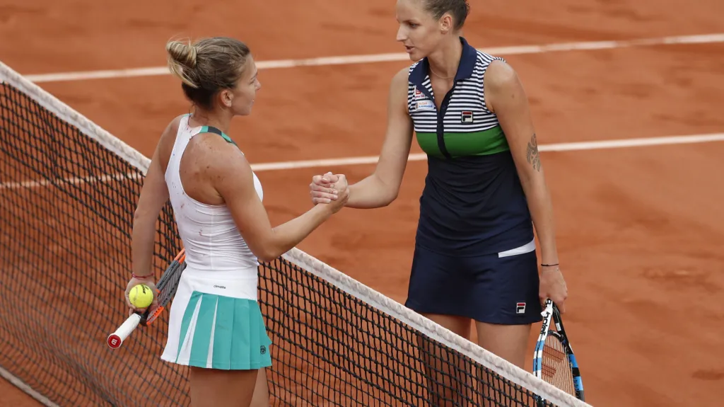 Karolína Plíšková gratuluje Simoně Halepové