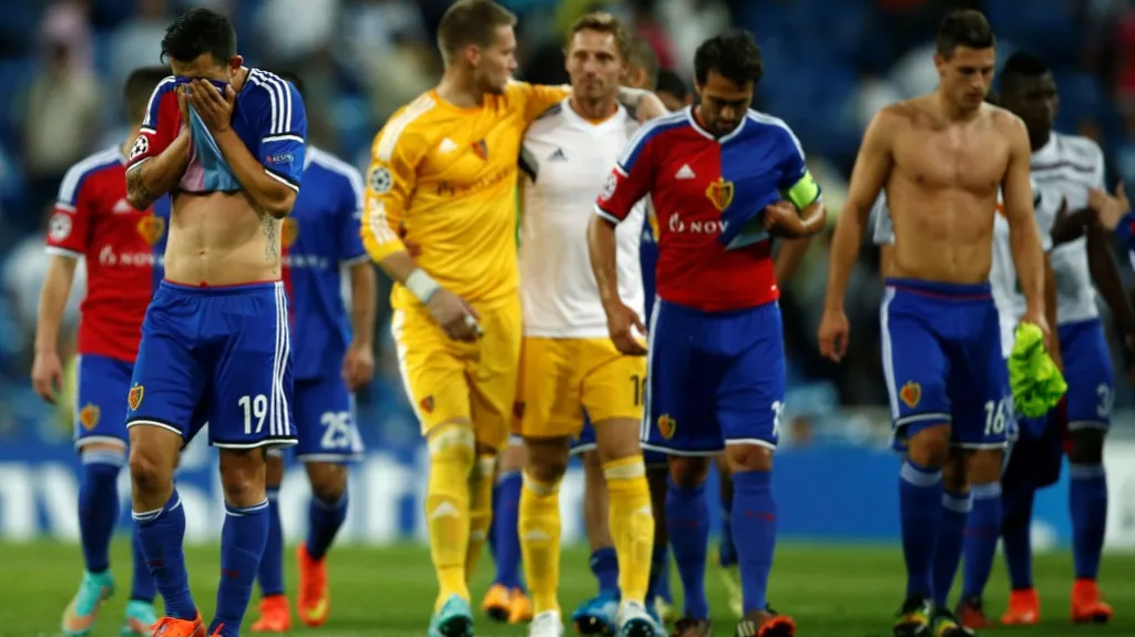 Hráči Basileje po porážce na stadionu Santiaga Bernabéua
