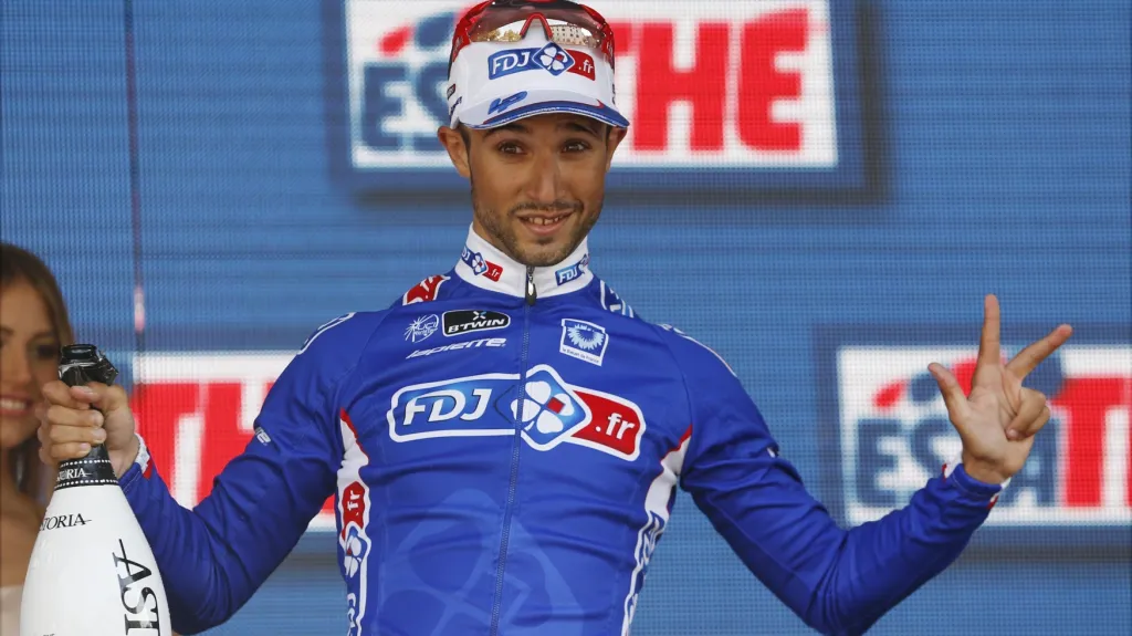 Nacer Bouhanni slaví na pódiu etapové vítězství
