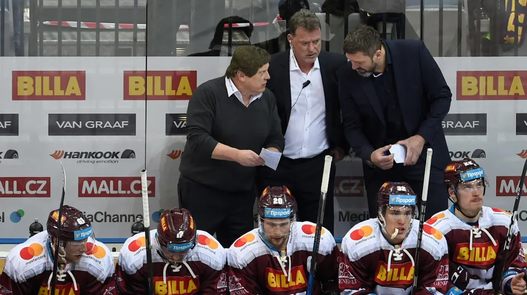 František Výborný (vlevo) v diskuzi s asistenty během utkání
