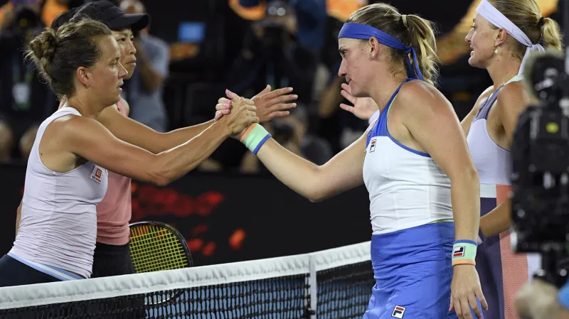 Barbora Strýcová (vlevo) ve finále deblu Australian Open