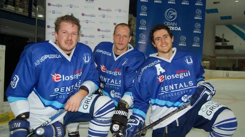 Pavel Mrňa (uprostřed) se spoluhráči z Txuri Urdin