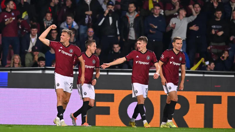 Fotbalisté Sparty se radují z gólu v utkání s Pardubicemi
