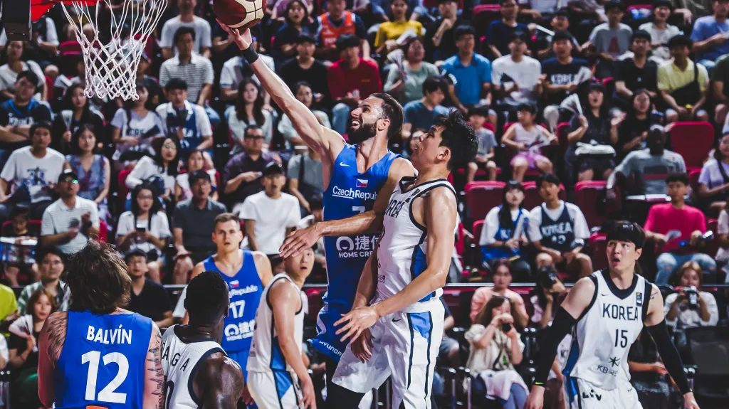 Vojtěch Hruban (uprostřed) dává koš v přípravném utkání s Jižní Koreou