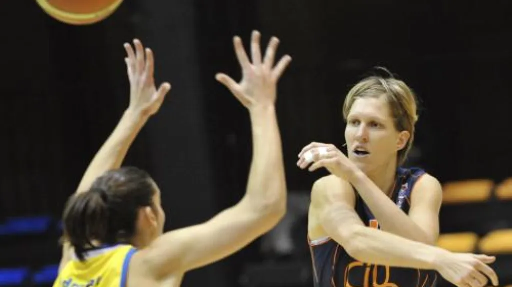 Basketbalistky USK Praha a Valencie