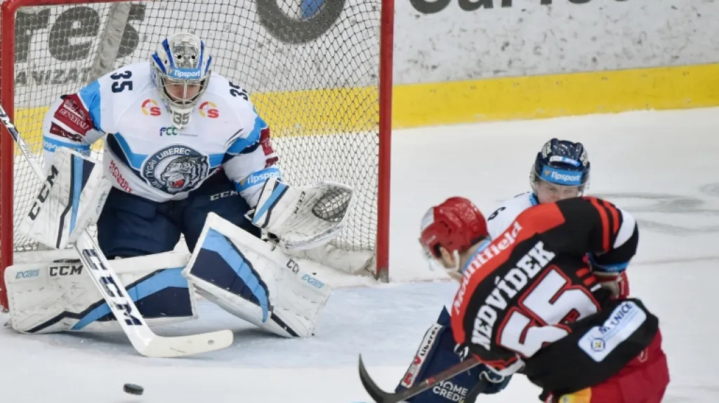 Roman Will z Liberce čelí střele Lukáše Nedvídka z Hradce Králové