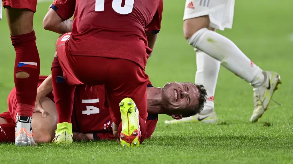 Jakub Jankto se svíjí v bolestech v utkání se Španělskem