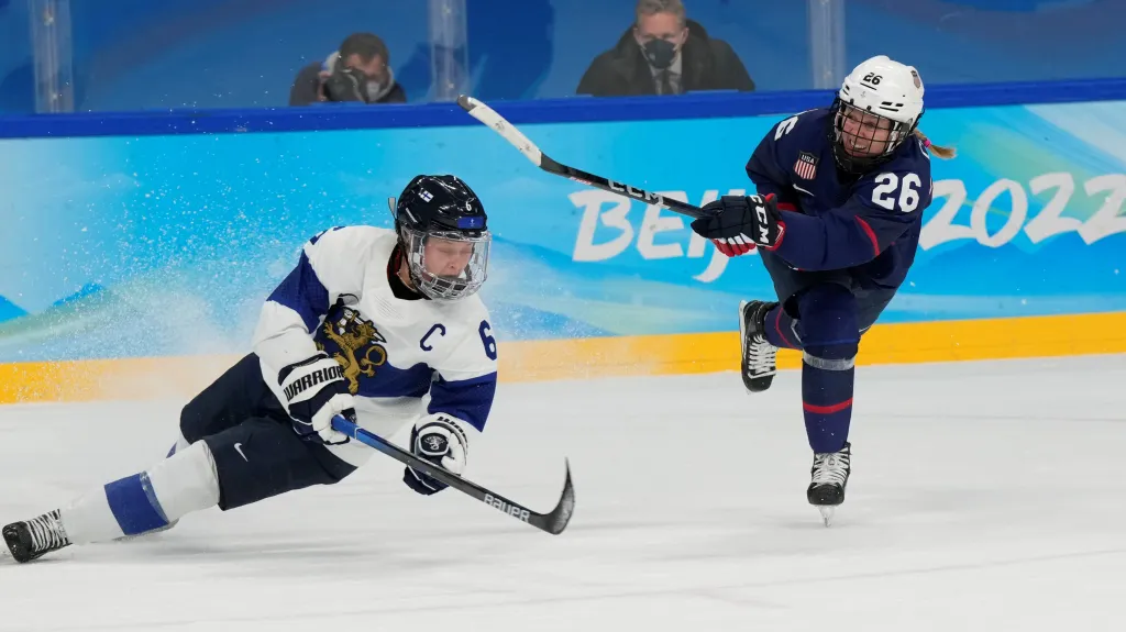 Američanka Kendall Coyne Schofieldová pálí na finskou branku