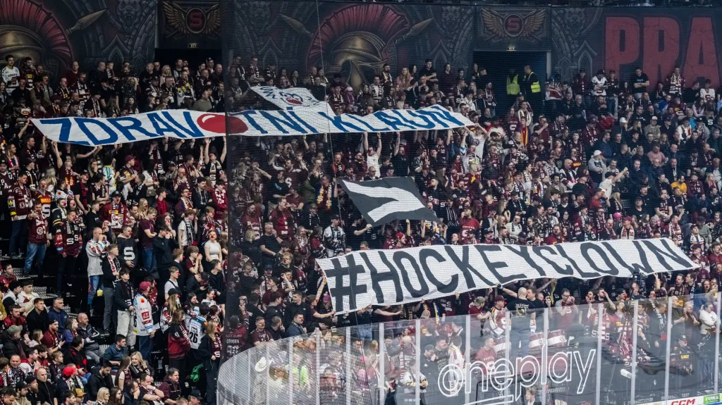 Transparent fanoušků hokejové Sparty během semifinále extraligy proti Pardubicím