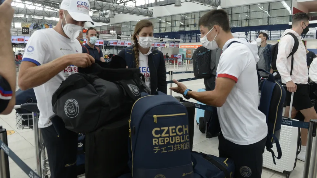 Vodní slalomáři (zleva) Lukáš Rohan, Kateřina Kudějová a Jiří Prskavec před odletem na olympijské hry do Tokia