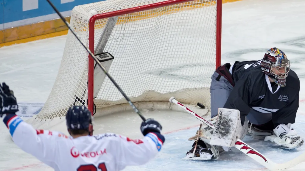 Michael Vandas z Vítkovic se raduje z gólu v síti Tomáše Pöpperleho ze Sparty