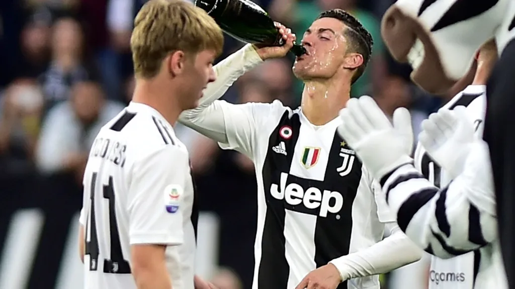 Cristiano Ronaldo (uprostřed) z Juventusu se raduje ze zisku mistrovského titulu