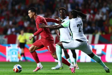 Portugalský kapitán Ronaldo uniká hráčům Nigérie