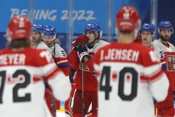 Zklamaní čeští hokejisté po prohře s Dánskem