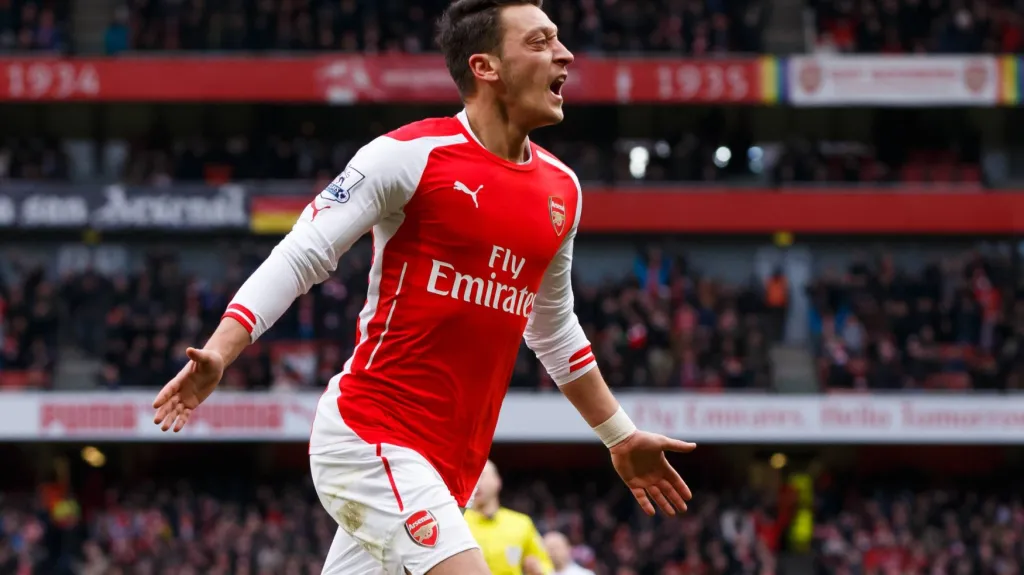 Slavící Mesut Özil