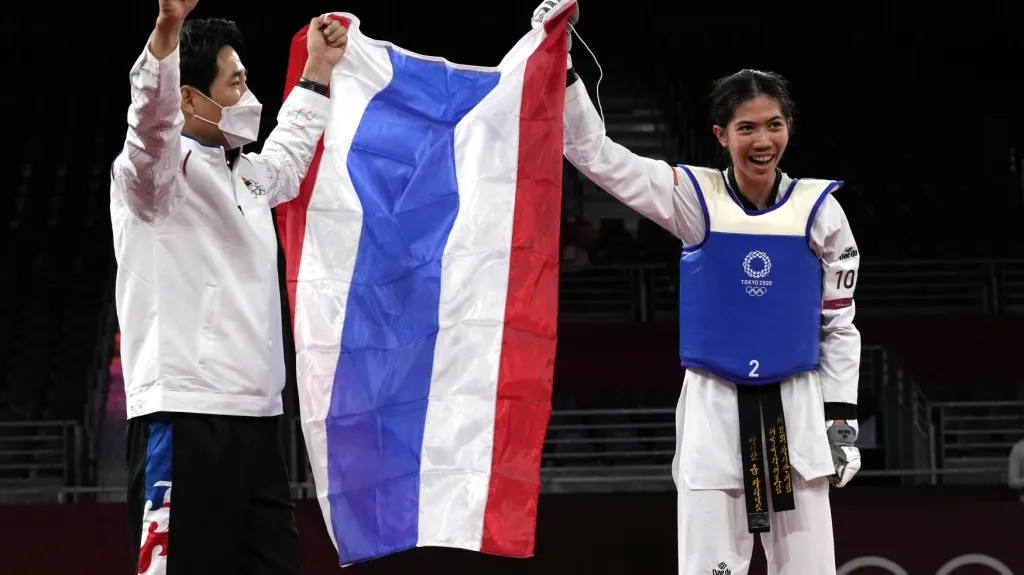Panipak Vongpattanakitová se raduje ze zlaté medaile v taekwondu