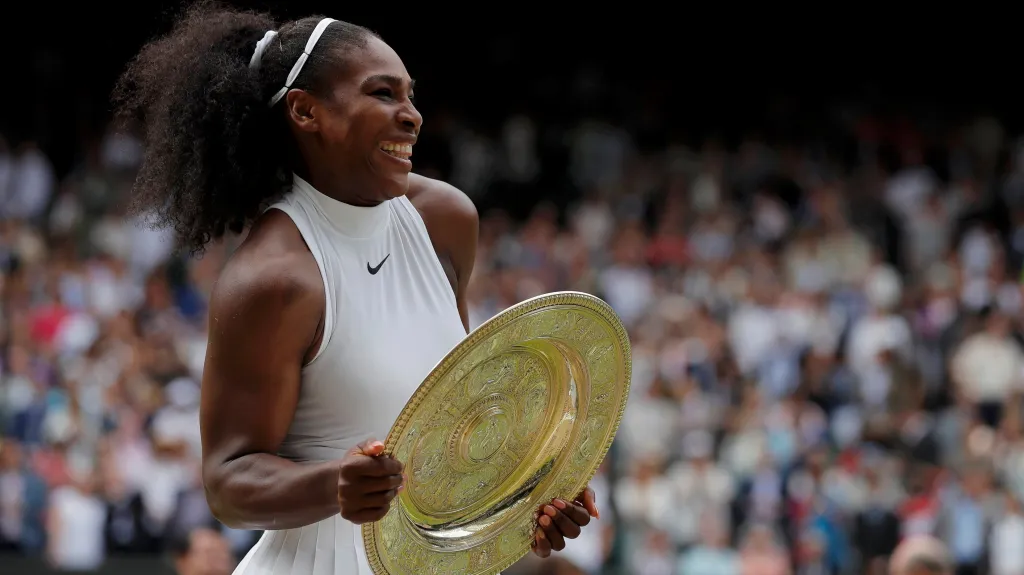 Serena Williamsová s trofejí pro vítězku Wimbledonu