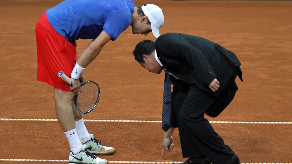 Tomáš Berdych řeší s rozhodčím aut