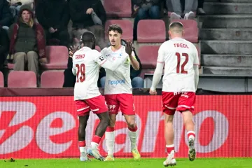 Patrák se raduje se spoluhráči po gólu